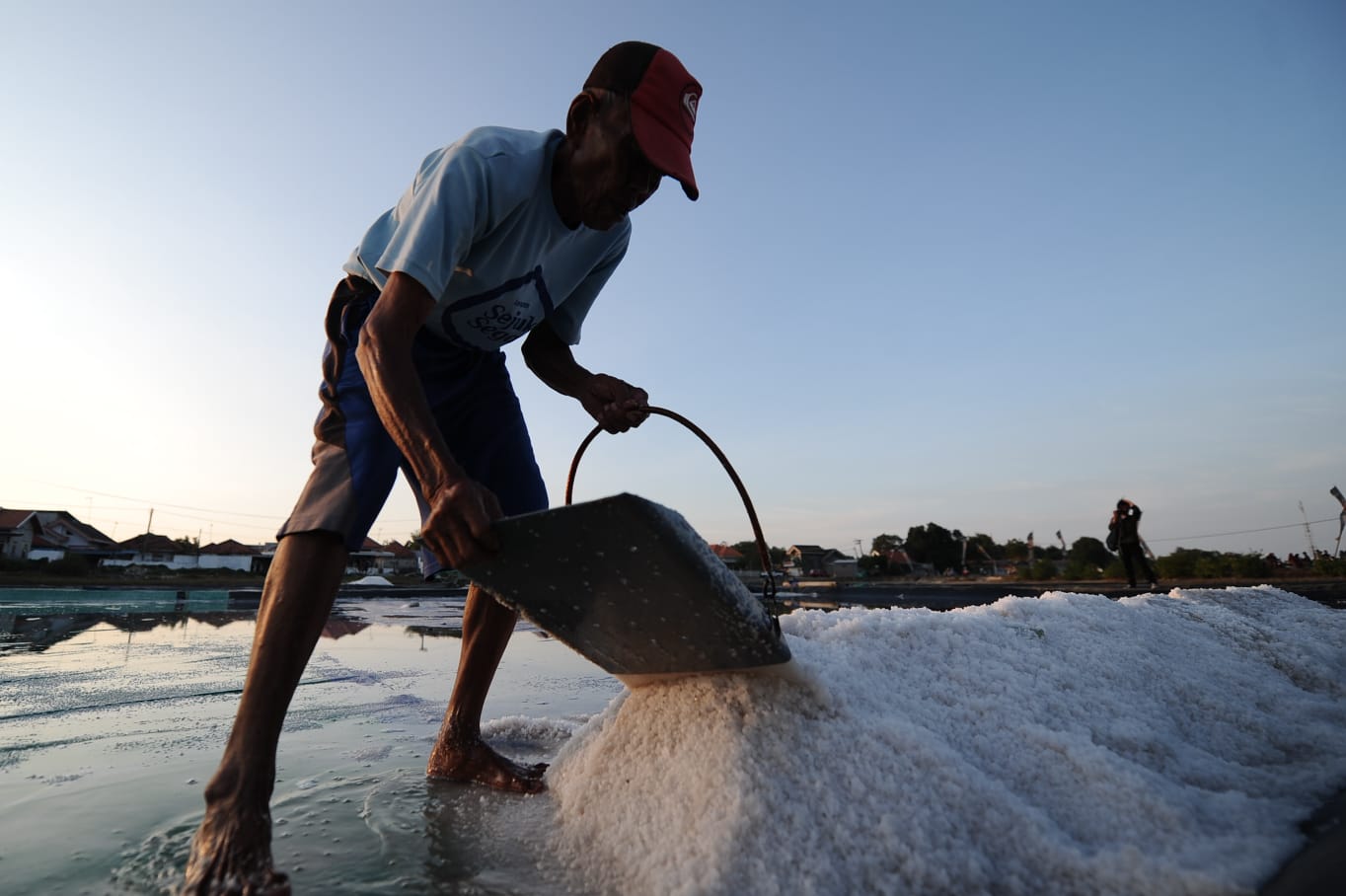 Panen Garam Ketiga Pandelegan: Bukti Kemajuan Produksi Lokal