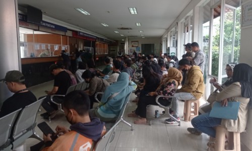 Jelang Akhir Program Pemutihan PKB di Jabar, Masyarakat Antusias Datang ke Kantor Samsat