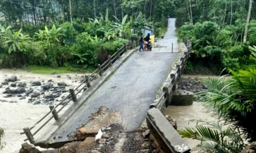 Jembatan Penghubung Dua Kecamatan di Banjarnegara Amblas Tergerus Arus, Akses Jalan Putus