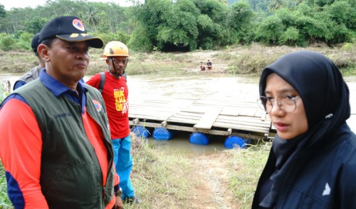 Tinjau Banjir Sukamade, Bupati Ipuk Pastikan Ketersedian Logistik Warga Terdampak