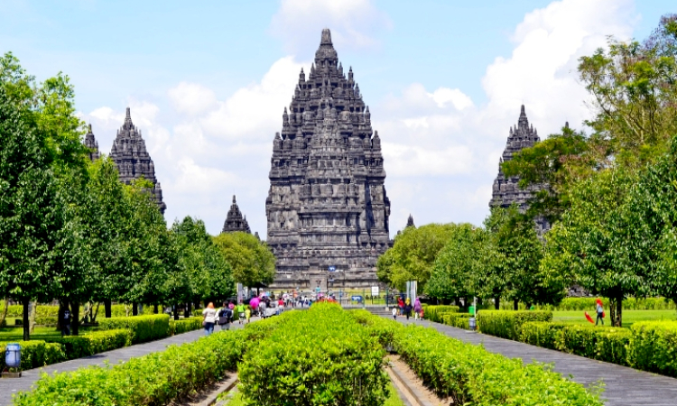 Wisata Sejarah di Yogyakarta: Mengunjungi Candi Borobudur dan Prambanan yang Penuh Cerita dan Keindahan