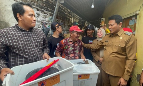 Plt Bupati Sidoarjo Tinjau Korban Kebakaran di Buduran, Salurkan Bantuan