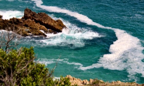 Eksotisme Pantai Teluk Hijau di Banyuwangi: Surga Tersembunyi yang Memanjakan Mata