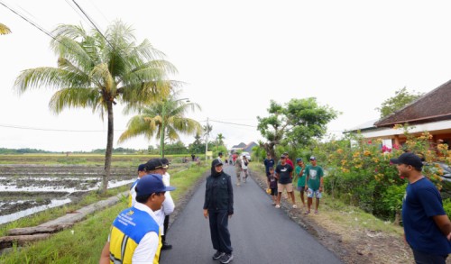 100 Ruas Jalan Dibangun dan Diperbaiki di Muncar, Bu Ipuk Tinjau Progres Pembangunannya