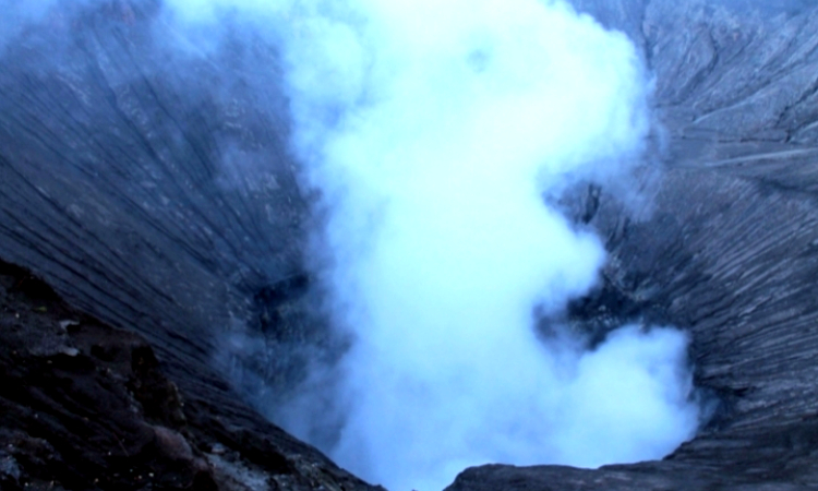 Eksplorasi Keindahan Kawah Ijen: Wisata Alam yang Mendunia dengan Pesona Api Biru dan Alam Menakjubkan