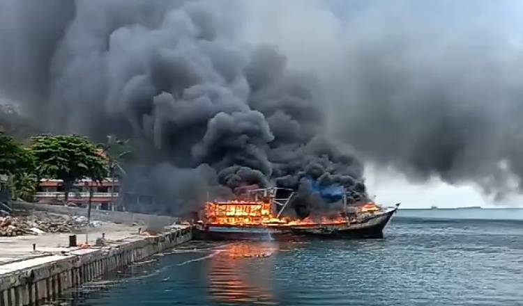 Dua Kapal Ikan Terbakar di Pelabuhan Masami Banyuwangi, Satu Kapal Terdorong ke Tengah Laut