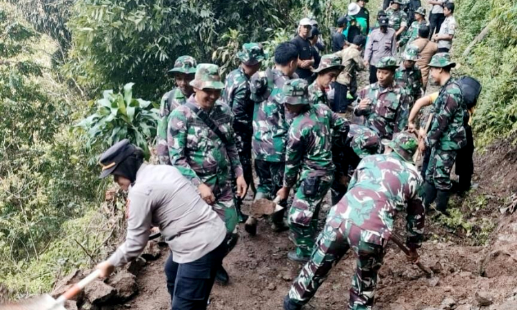 Tebing Setinggi 80 Meter di Madiun Longsor, Tutup Jalan Antarkecamatan