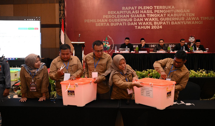 Pleno Terbuka Rekapitulasi Suara Pilkada Serentak di Banyuwangi Berlanjut hingga Malam