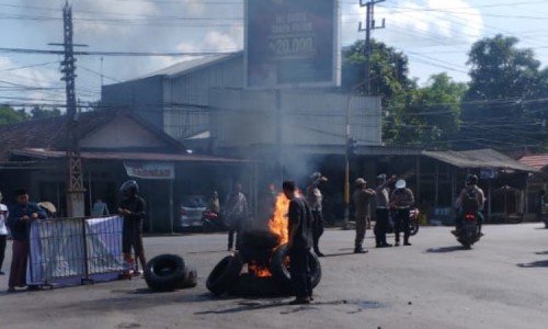 Protes Jalan Rusak Akibat Truk 