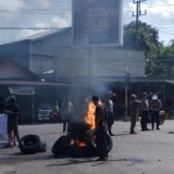 Protes Jalan Rusak Akibat Truk 