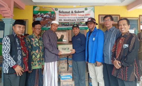 Krisis Air Berlanjut, Kemenag Probolinggo Distribusi Seribu Dus Air Mineral Kemasan ke Gili Ketapang