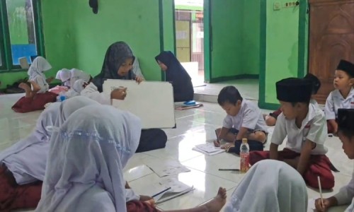 Sekolah Terendam Banjir, Siswa MI di Cilacap Terpaksa Jalani Ujian Semester di Masjid