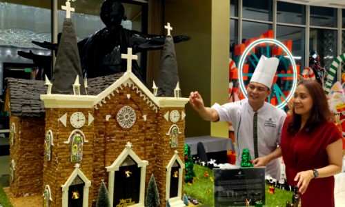 Miniatur Gereja Kelahiran Santa Perawan Maria: Karya Seni dari Cokelat di Lobby Ciputra Hotel Surabaya