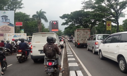 Libur Akhir Pekan, Arus Lalin di Jalan Soekarno Hatta Macet