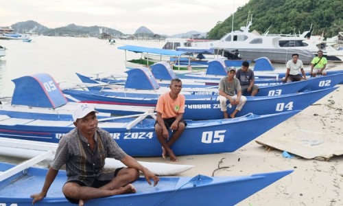 DKPP Mabar Salurkan Bantuan Perahu Ketinting untuk Nelayan Bari