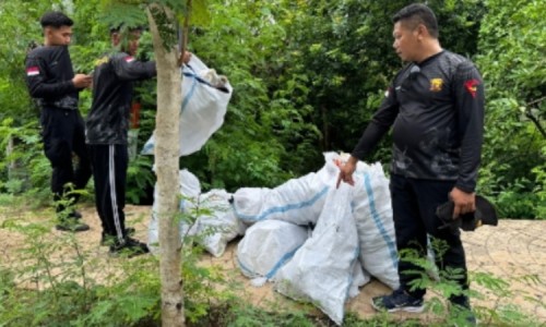 Peduli Kebersihan Pantai di Labuan Bajo, Anggota Polres Manggarai Barat Punguti Sampah