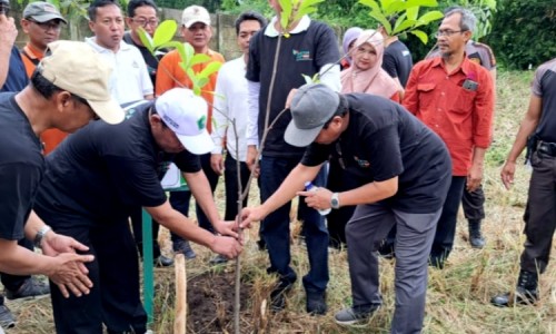 Seruan Moral UIN KHAS Jember: Sehari Bebas Polusi dan Jutaan Bibit untuk Masa Depan Dunia