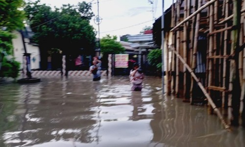 Puluhan Lansia dan Balita Diungsikan Akibat Banjir di Peterongan Jombang