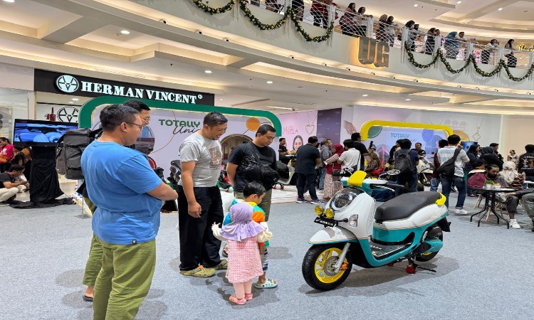 New Honda Scoopy Curi Perhatian Ribuan Pengunjung di Royal Plaza Surabaya