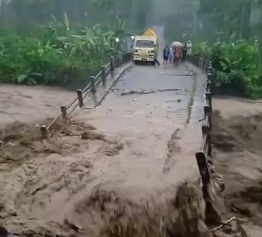 Banjir di Banjarnegara, Jembatan Penghubung Dua Kecamatan Nyaris Putus