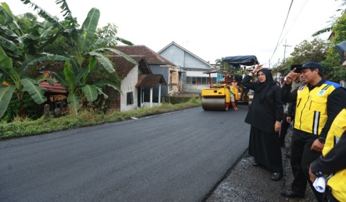 Pastikan Tuntas Akhir Tahun, Bupati Ipuk Kembali Cek Progres Pembangunan Jalan