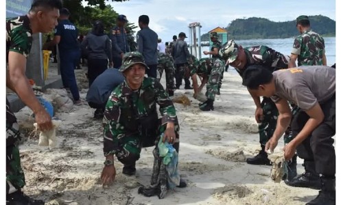 Memperingati Hari Juang ke-79 TNI-AD, Kodim Tapteng dan Warga Bersihkan Wisata Pantai