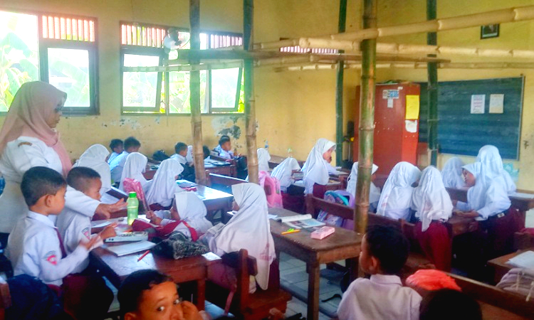 Belajar di Bawah Atap Ringkih, Keselamatan Siswa SDN Karangpakis 2 Jombang Terancam