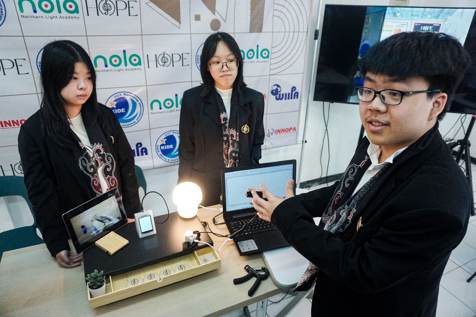 Inovasi Stres Teratasi: Tim HOPE PKBM NOLA Gegerkan Dunia dengan Alat ...