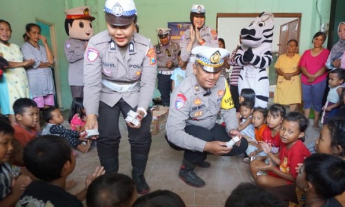 Polisi Bantu Anak-Anak Korban Banjir di Kesamben Jombang, Berikan Trauma Healing