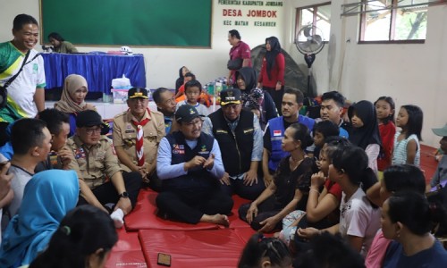 Menteri Sosial Kunjungi Korban Banjir di Kesamben Jombang, Salurkan Bantuan Rp 300 Juta