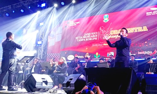 Aksi Panggung Emil Dardak Pukau Penonton Orkestra Kebangsaan, Padukan Seni dan Hakordia 2024