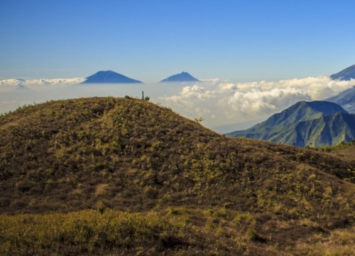 Bukit Watu Lawang: Destinasi Hits dengan Pemandangan Instagramable yang Memukau