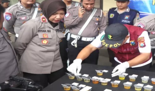 Tegakkan Disiplin Anggota, Puluhan Personel Jajaran Polres Sampang Jalani Tes Urine