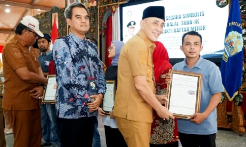 Pj Bupati Bangkalan Serahkan Ratusan Sertifikasi Produk IKM