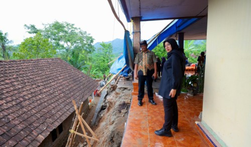 Bupati Ipuk Tinjau dan Serahkan Bantuan Warga Terdampak Bencana di Pesanggaran