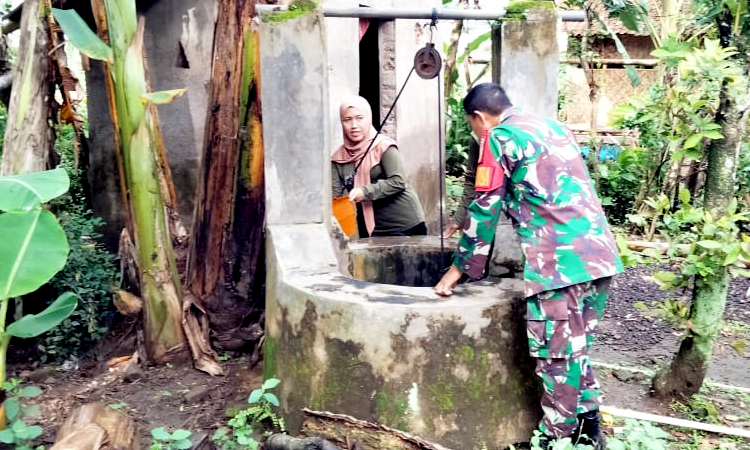 Cegah DBD, Babinsa di Jember Temani Kader Posyandu Periksa Bak Mandi dan Sumur Warga