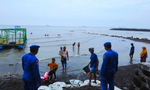 Antisipasi Lonjakan Pengunjung, Polres Situbondo Siagakan Personel di Tempat Wisata Pantai