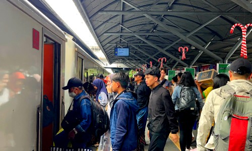 Jelang Natal dan Tahun Baru, Stasiun di Daop 8 Surabaya Mulai Dipadati Penumpang