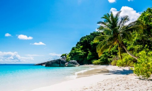 Pantai Banyu Anjlok Malang: Wisata Alam dengan Infinity Pool Alami yang Menakjubkan