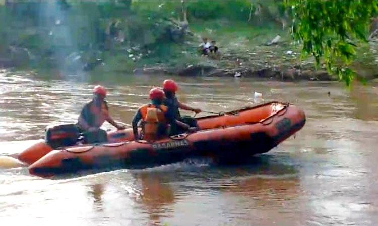 Bocah Tujuh Tahun Hanyut di Sungai Bedadung Jember, Danramil Bantu Tim SAR Lakukan Pencarian