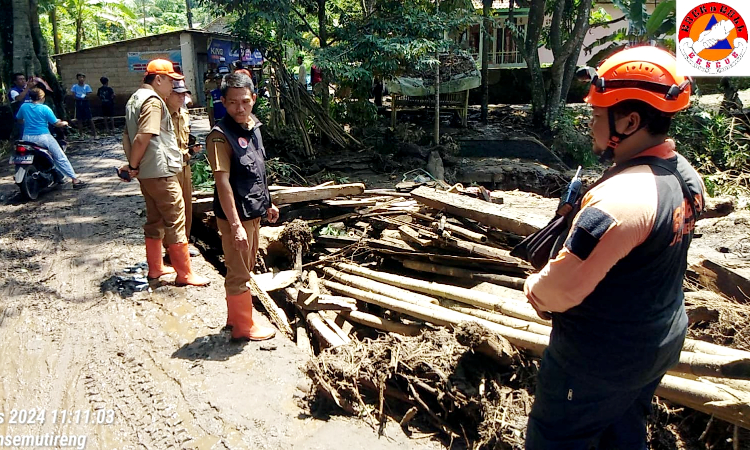 Banjir Bandang Hantam Tiga Desa di Sumberjambe Jember, Akses Jalan Warga Terputus