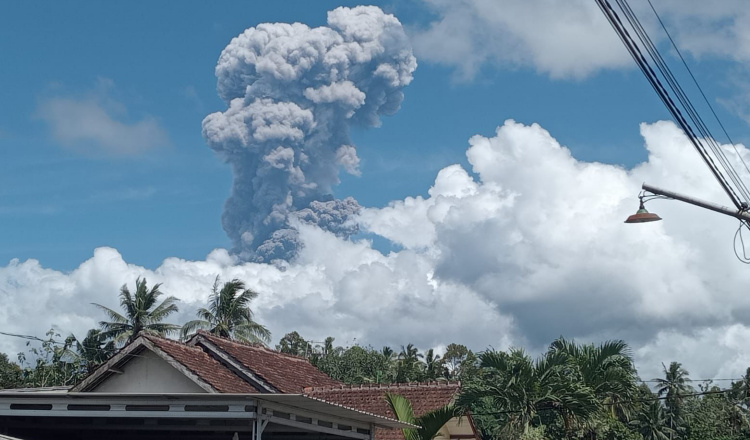 Gunung Raung Erupsi, Peningkatan Aktivitas Vulkanik Terdeteksi Sejak Awal Desember