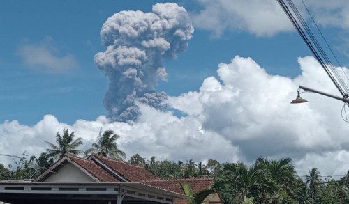 Gunung Raung Erupsi, Peningkatan Aktivitas Vulkanik Terdeteksi Sejak Awal Desember