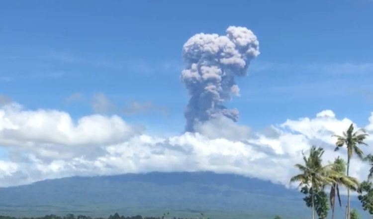 Gunung Raung Erupsi, Puluhan Pendaki Putar Balik