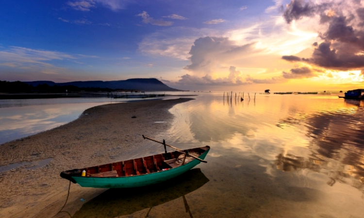 Pantai Penunggul: Destinasi Tersembunyi di Jawa Timur yang Menawarkan Keindahan Alam yang Mempesona