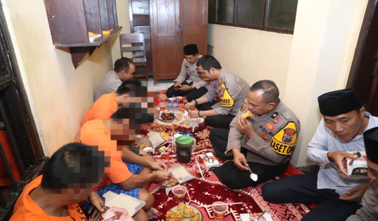Jumat Berkah, Polres Situbondo Bagikan Makanan Tambahan kepada Para Tahanan