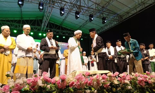 PSHT Ranting Silo dan IKSAS Gelar Sholawat Akbar untuk Tasyakuran Warga Baru dan Haul Gus Dur 2024