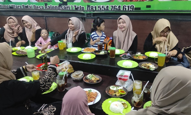 Warung Lesehan Bu Denok, Sensasi Sambal Hijau yang Bikin Nagih di Jombang