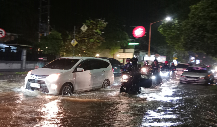 Diguyur Hujan Deras, Jalan Ahmad Yani Banyuwangi Terendam Banjir