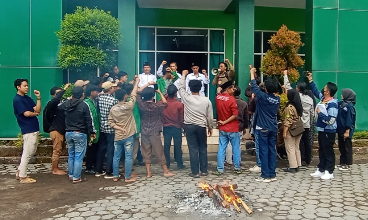 Mahasiswa UIJ Kembali Geruduk Rektorat, Tagih Janji Pemangkasan Biaya KKN